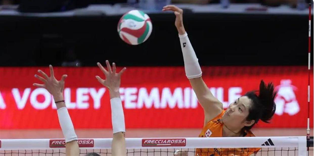 亲闺女！女排朱婷再获国际排联高度赞扬，恩师郎平一家久违亮相