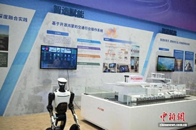 大会现场展出的科技成果。廖云娜 摄