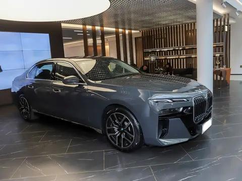 26款宝马7系上市！外观年轻豪华，后排配8K屏+4D音响，成移动影院