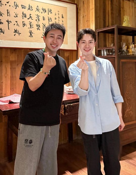 于正晒与曹骏合照，两人互相比心，37岁曹骏蓝衬衫造型少年感拉满