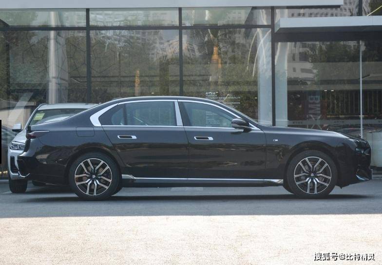 宝马7系降价36.9万背后,是豪华车市场的残酷洗牌,消费者一边抢购“性价比神车”,一边担忧品牌贬值