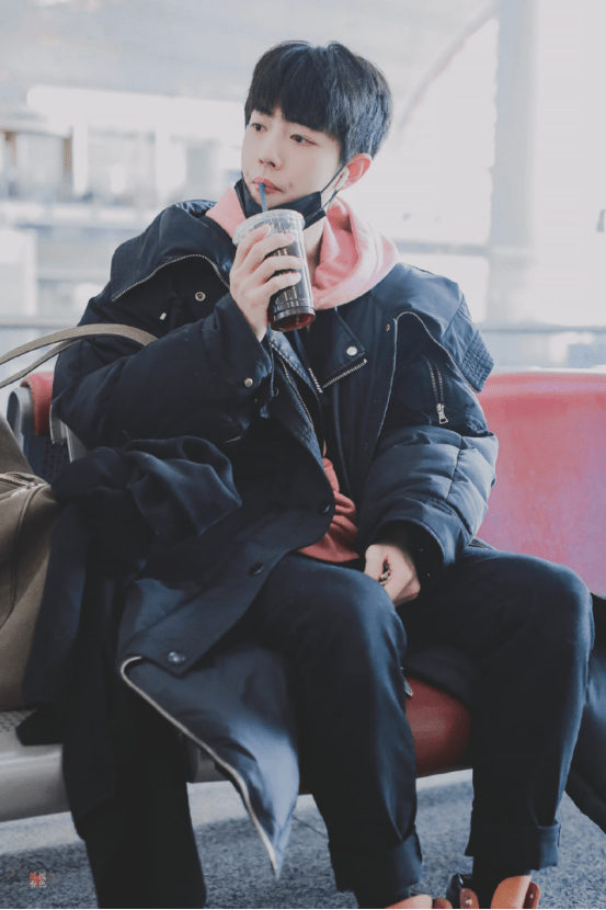 你的日系男友肖战上线了,酒红色绒面外套搭配毛线帽,温暖又帅气