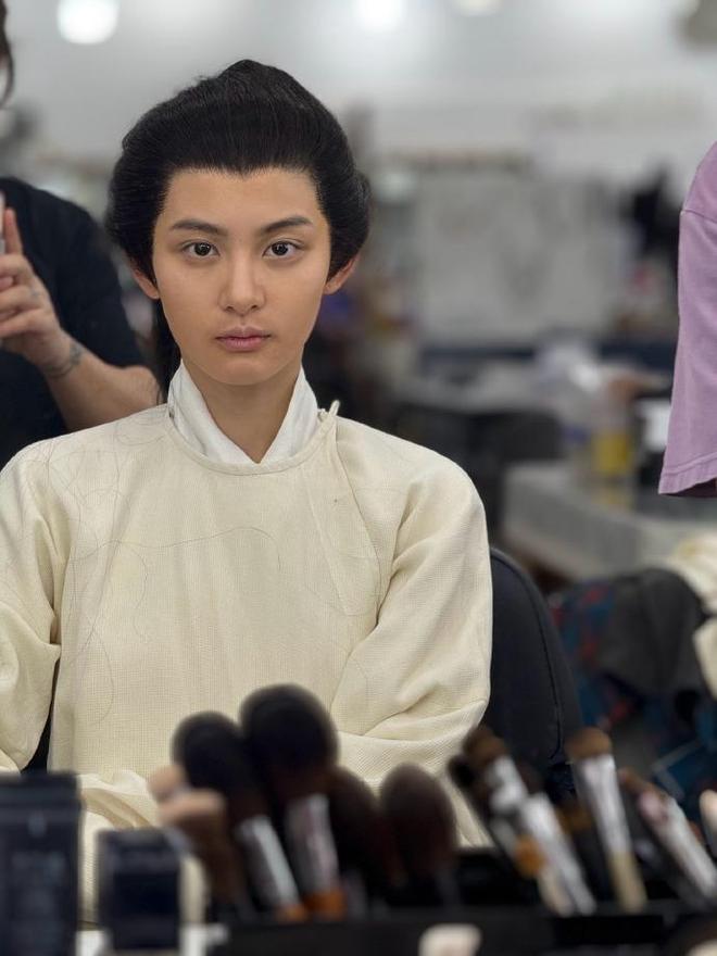 于正晒赵晴男装扮相，有网友称赞，有网友质疑难看得像短剧造型