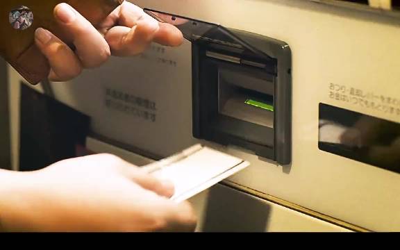 成龙就因为这部电影进入神坛，新宿事件真的特别好看，国内不上映