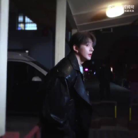 邓为31岁生日海报释出，西装造型尽显优雅绅士范儿