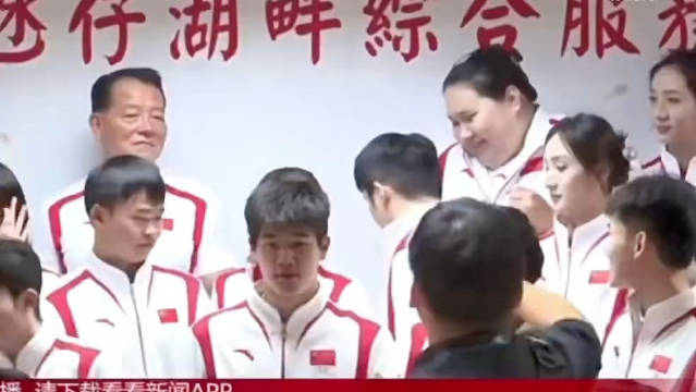 看~突然冒出来一只小~ 国乒  樊振东