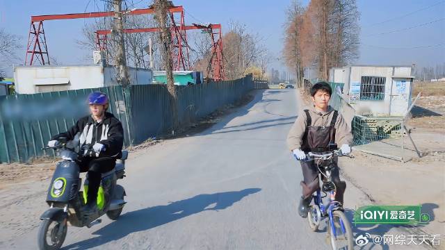 赵小童不愧猛男之称 骑着自行车，从村里直接干到了城里