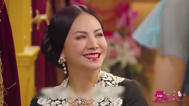 歌女意外露出脖子上的玉佩，女大佬一眼认出，竟是失散多年的女儿