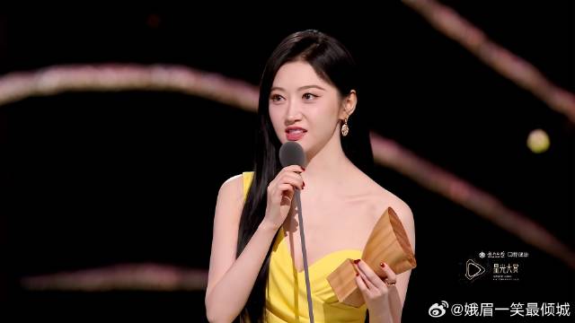 景甜半漏香肩大秀身材，冷白皮肤太细腻，把身旁许凯看入迷丨星光