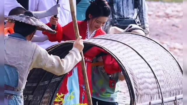 李沁《一笑随歌》片场红衣披风飒爽亮相