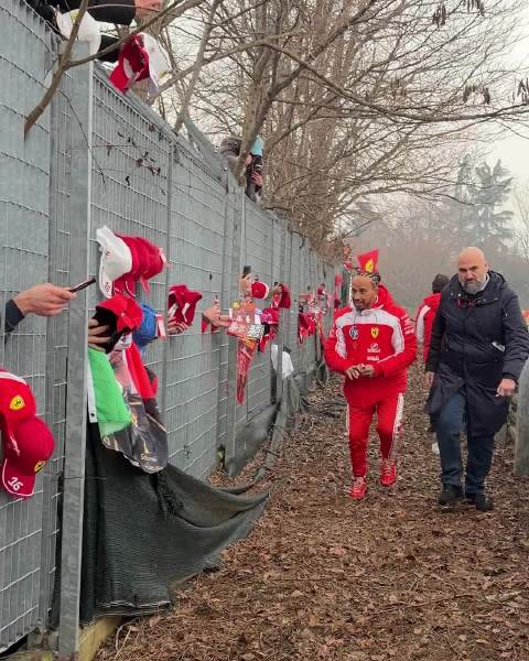 跃马热情从未减退️‍ 刘易斯以挥手致意每一位Tifosi的支持