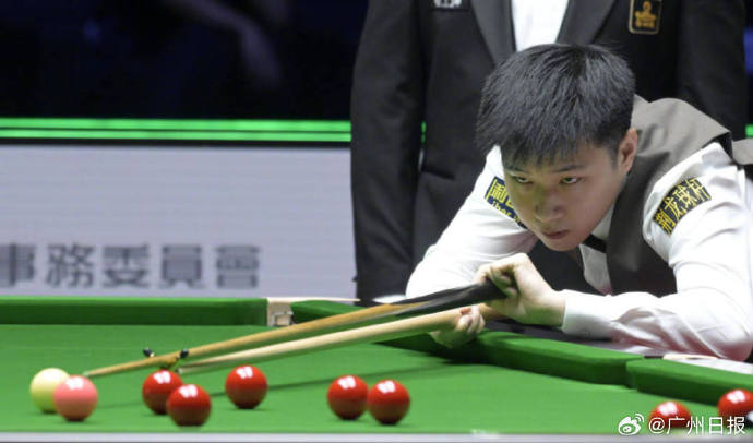 赵心童与肖国栋、张安达等人在斯诺克世界排名上的大致情况是怎样的？