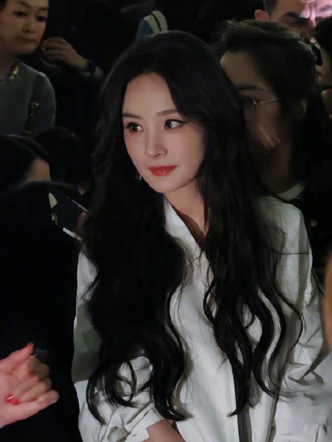 杨幂白月光造型亮相嘉人秀场，温柔注视成焦点