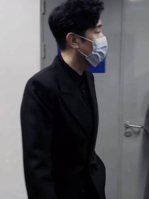 你是二十一世纪残留的木质春.@于和伟 晚安，祝好梦.