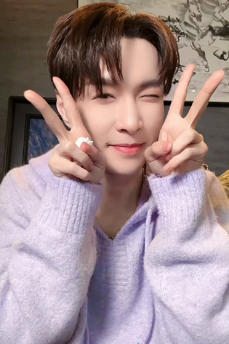 张艺兴发布的‘小张入职第一天’视频具体是什么内容？