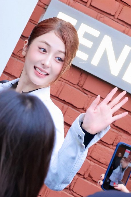 米兰Fendi秀场名场面：宋雨琦许允真手机互拍引爆热搜