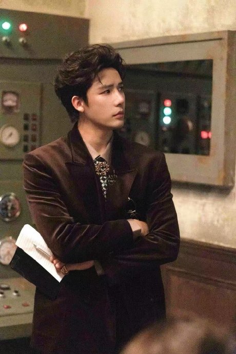 《大侦探》节目里何炅和张若昀是如何配合王安宇完成这个搞笑反转的？