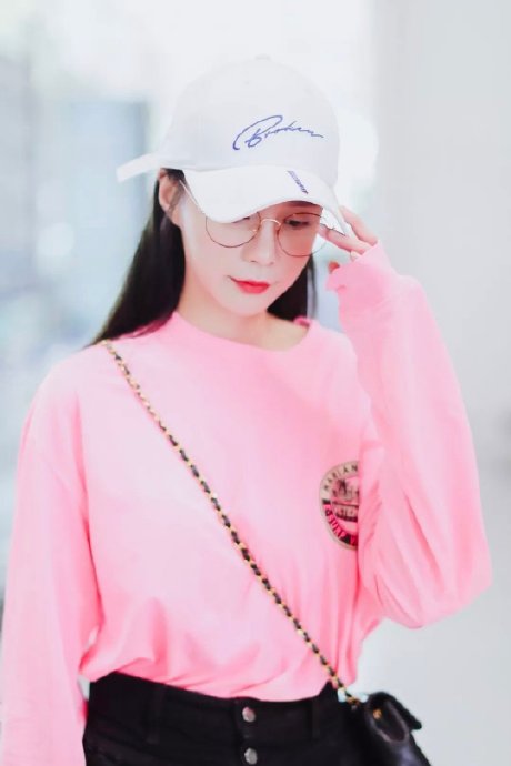 沈梦辰此次素颜眼镜造型为何被称为“高智感搭配”？