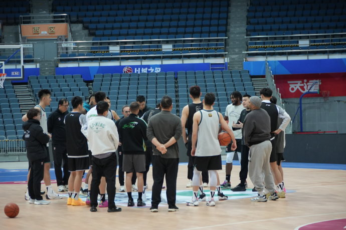 冠军辽篮初五集结！张镇麟挥别家人，杨鸣带队开启季后赛冲刺