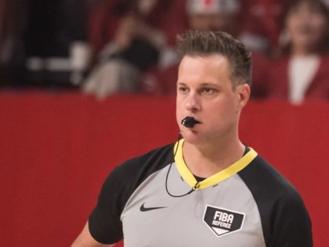 逆转日本！杨毅直指裁判无法无天，爆赞郭士强调整，杨鸣道出实情