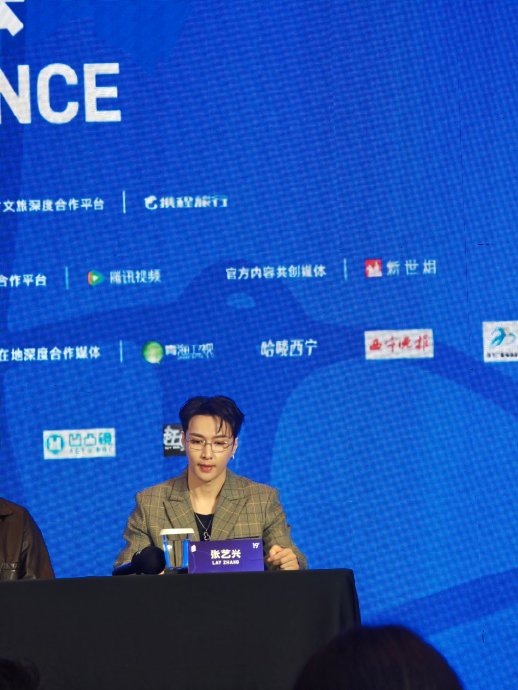 张艺兴扮职场萌新引热议：从顶流到“小张”的人设反差背后