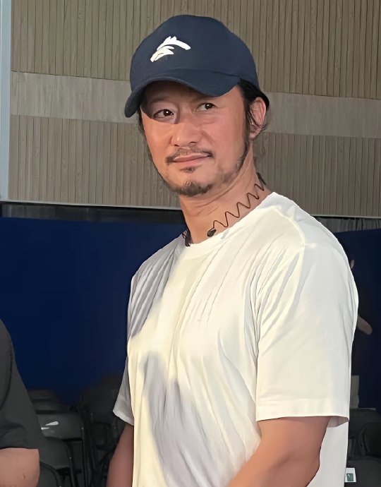 谢楠是如何在吴京陷入舆论困境时，扮演“情绪拆弹专家”角色的？