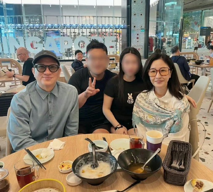 网友偶遇的素颜照片里关咏荷的真实状态看起来怎么样？