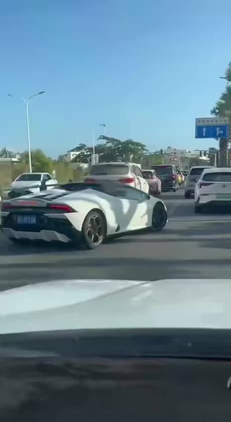 兰博基尼小牛遭遇碰撞事故