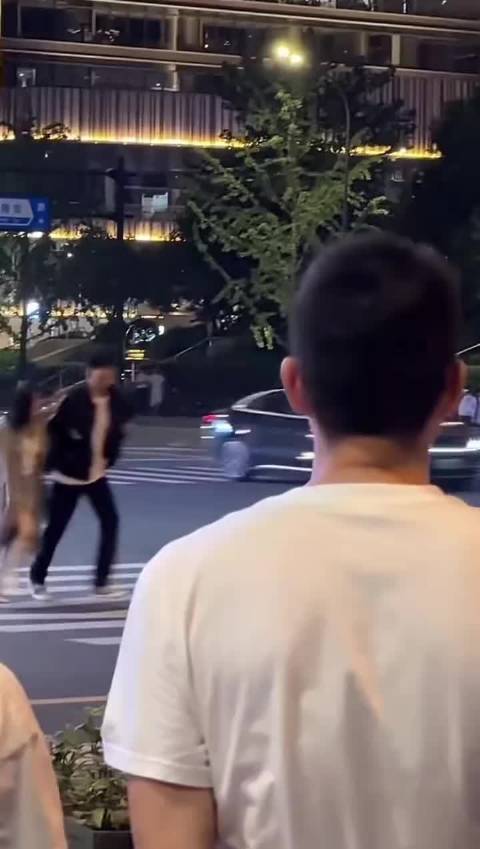 好欢乐的两个人 真的好像小情侣下班散步！ 高跟鞋配小奶狗 周柯宇 陈妍希ll