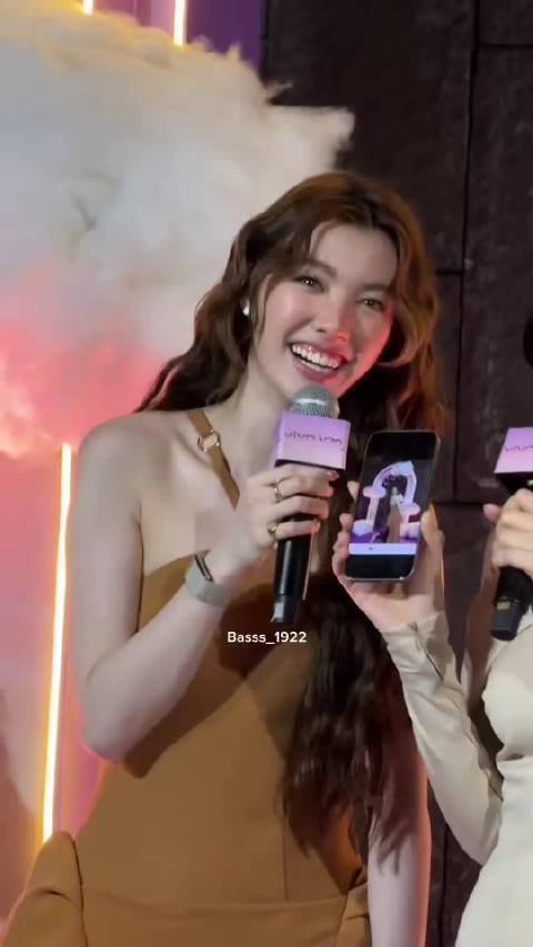 具体说了什么听不懂大概是狗在撩姐吧，狗狗眼睛亮亮