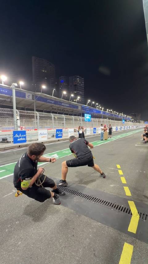 保时捷捷豹车队维修区拔河大战，领队亲自上阵