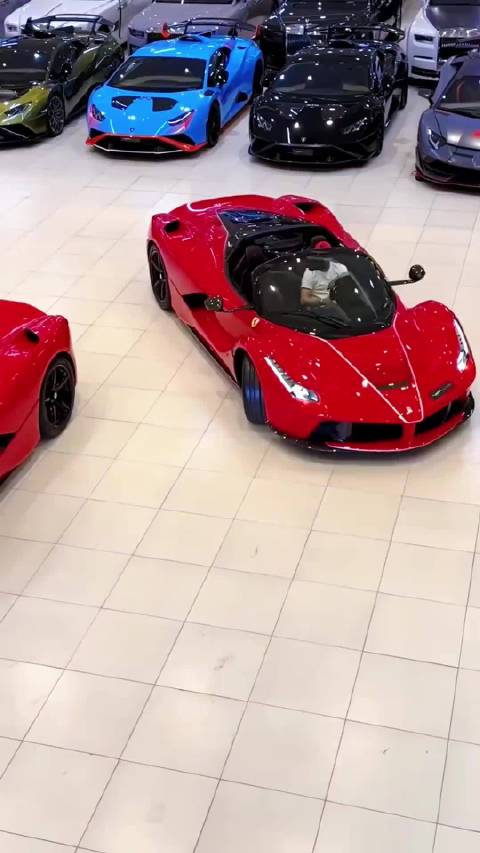 谁能拒绝一台红到发光的法拉利拉法啊 ！