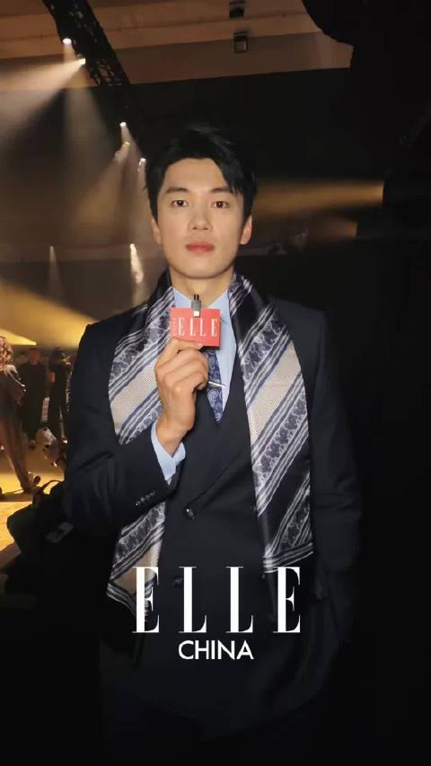 一身笔挺西装搭配印花丝巾现身