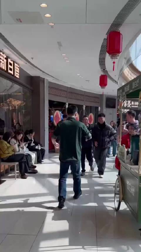李想年前宴请救人英雄，尊重客人点菜习惯