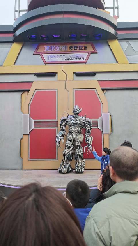 游客携小黄人误称擎天柱，威震天调侃家长睁眼说瞎话