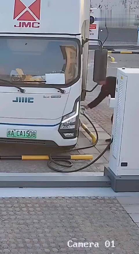 网友吐槽充电枪乱扔压坏设备，建议效仿特斯拉扣费机制