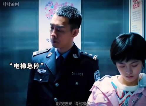 女子为复仇加入组织后与敌相恋身亡，敌转与狗相伴