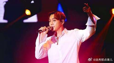 陈伟霆演唱一首《女皇》，这现场简直太燃了！又唱又跳嗨翻全场