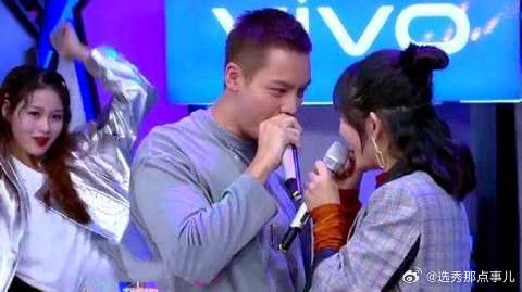 谢娜演唱《野狼disco》，哪知陈伟霆“羞涩”接唱，现场嗨爆了