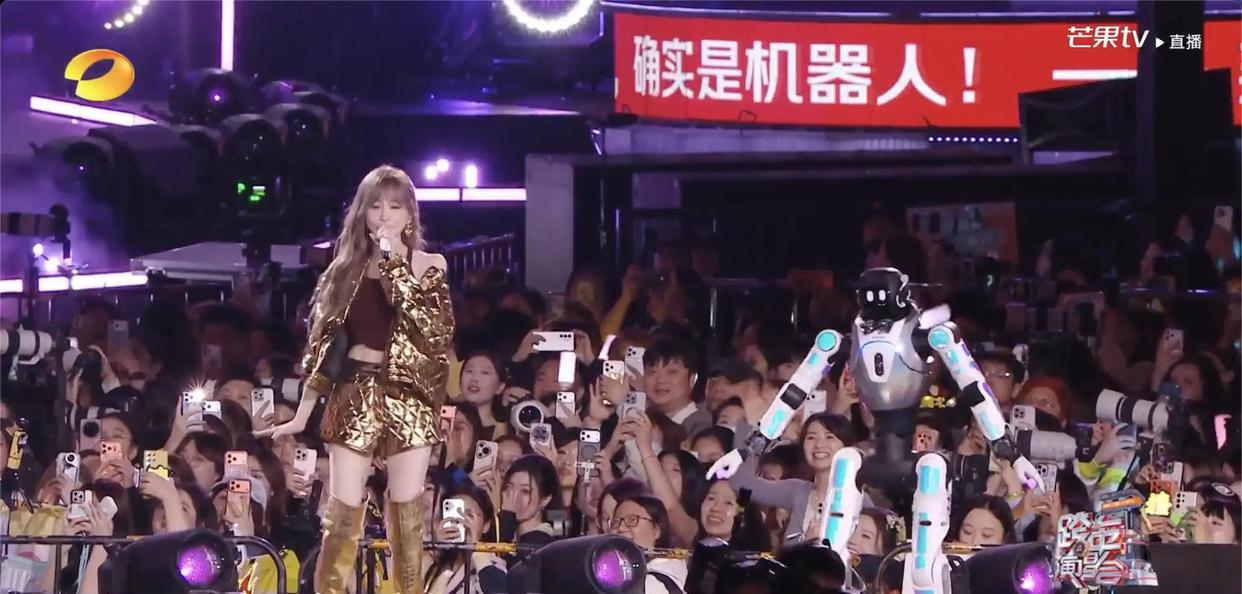 王心凌跨年携手钢铁伴舞惊艳全场,京东这波操作让冰冷科技拥有了人心的温度