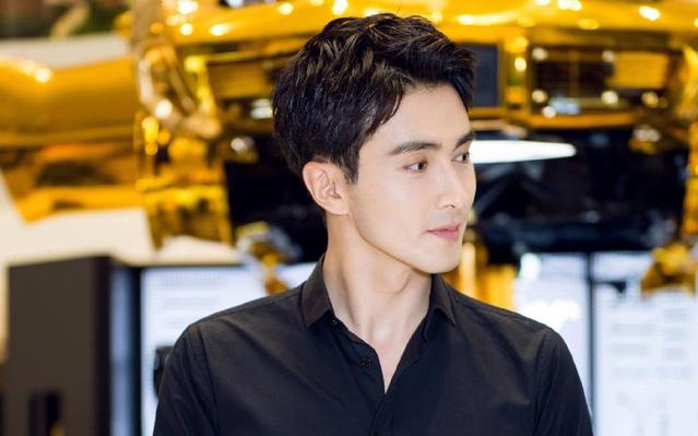 高伟光留长头发扎小辫,白衣黑裤少年感十足,不愧是百变帝君!