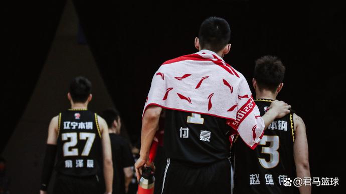 28-24!赵继伟3分球2中2弹无虚发,辽篮弃将4中2略显逊色 杨鸣笑了