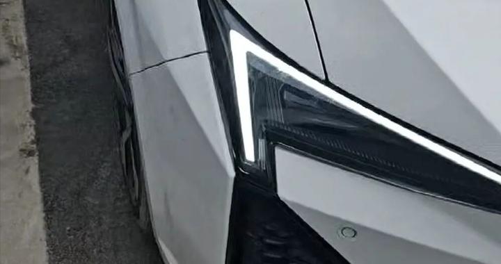 花10.5万元全款购买本田电动汽车，次日充电后行驶现乱码，故障频发难正常使用，查铭牌发现购买时已生产近一年