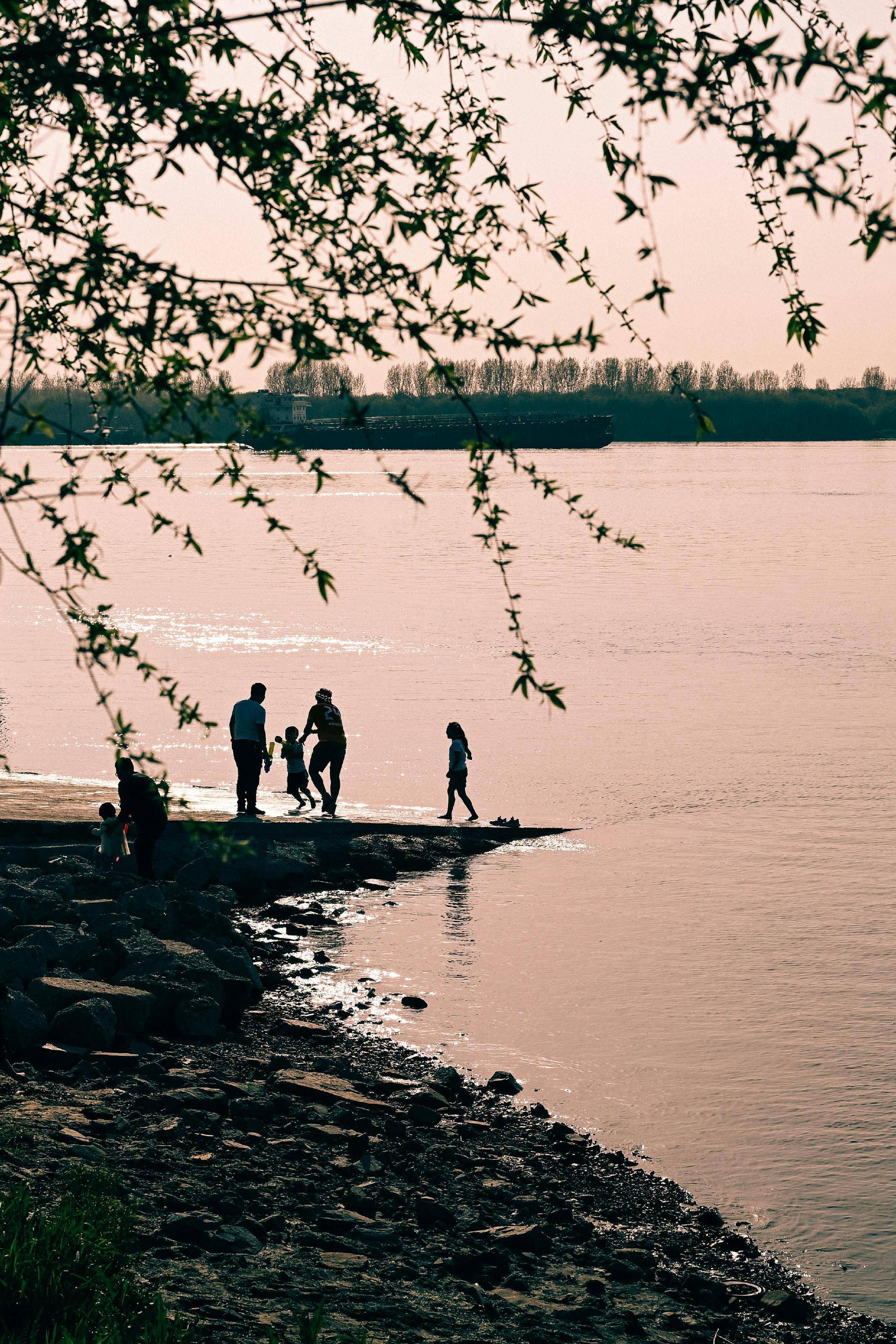 央视大剧《风与潮》开播即破2,任嘉伦转型之作惊艳!11岁聂子一演技不输实力派,成最大惊喜!