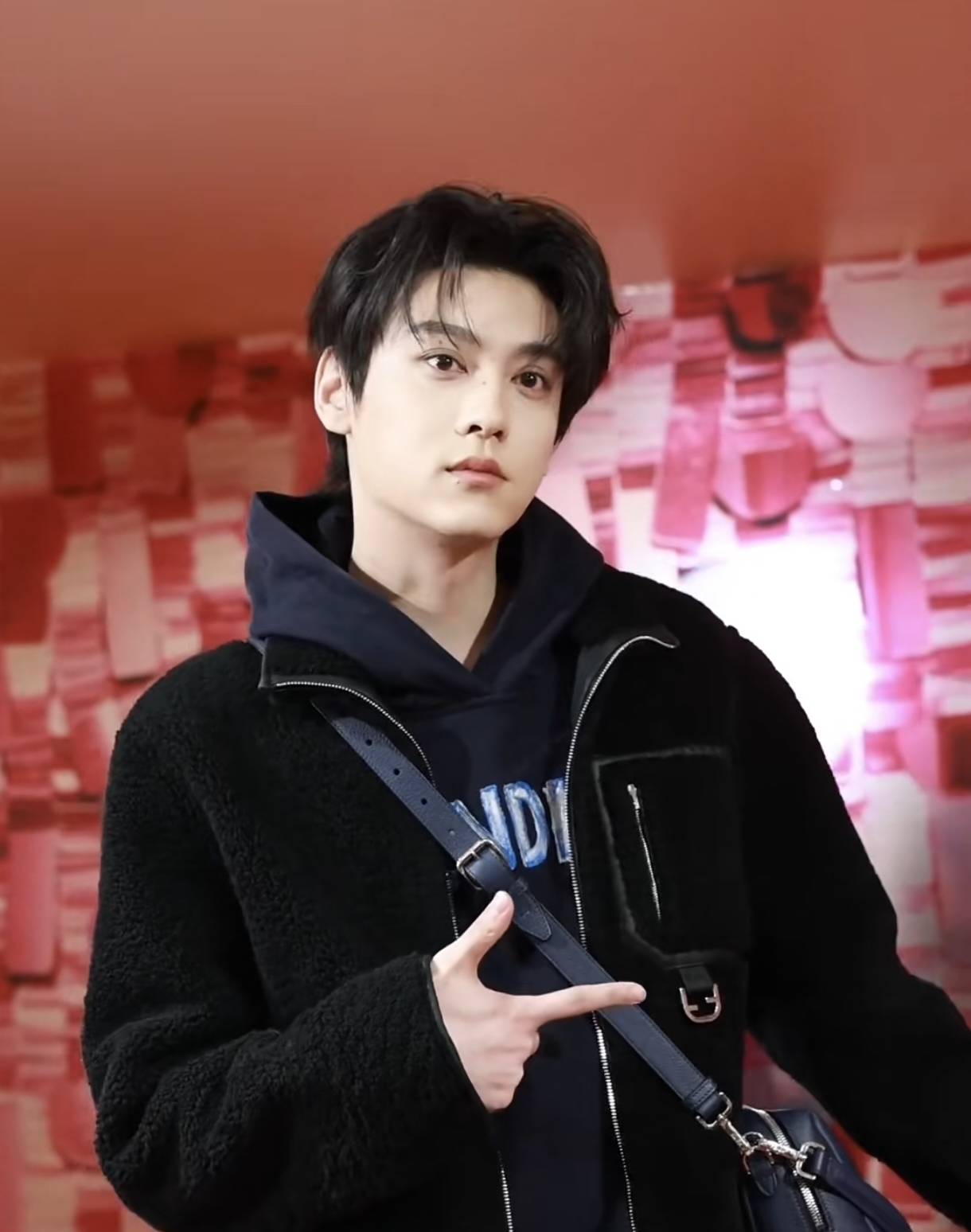 Fendi线下活动:唐嫣身材很曼妙，宋雨琦像洋娃娃，田栩宁人气超高