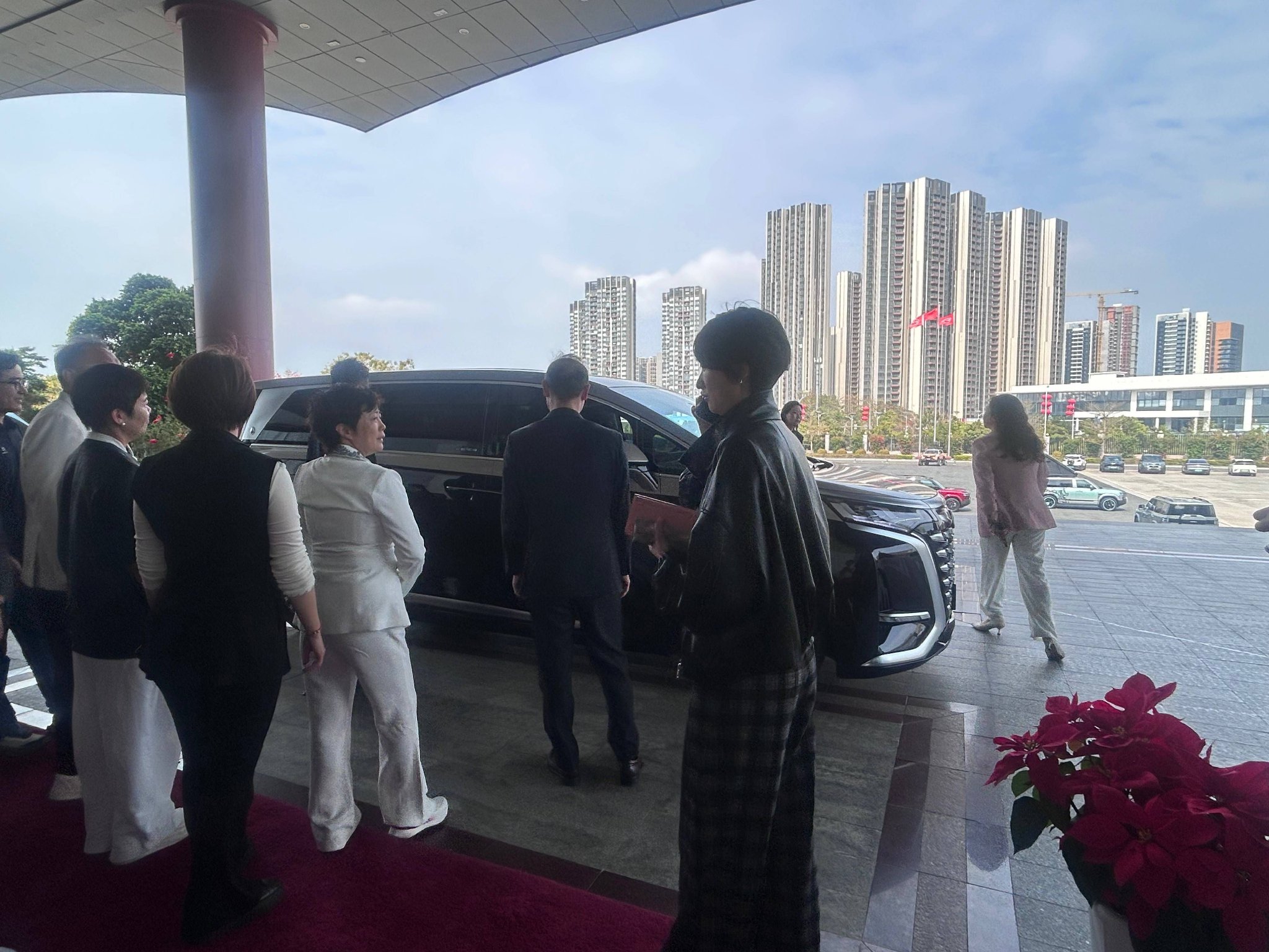 王力宏到访比亚迪，体验腾势D9