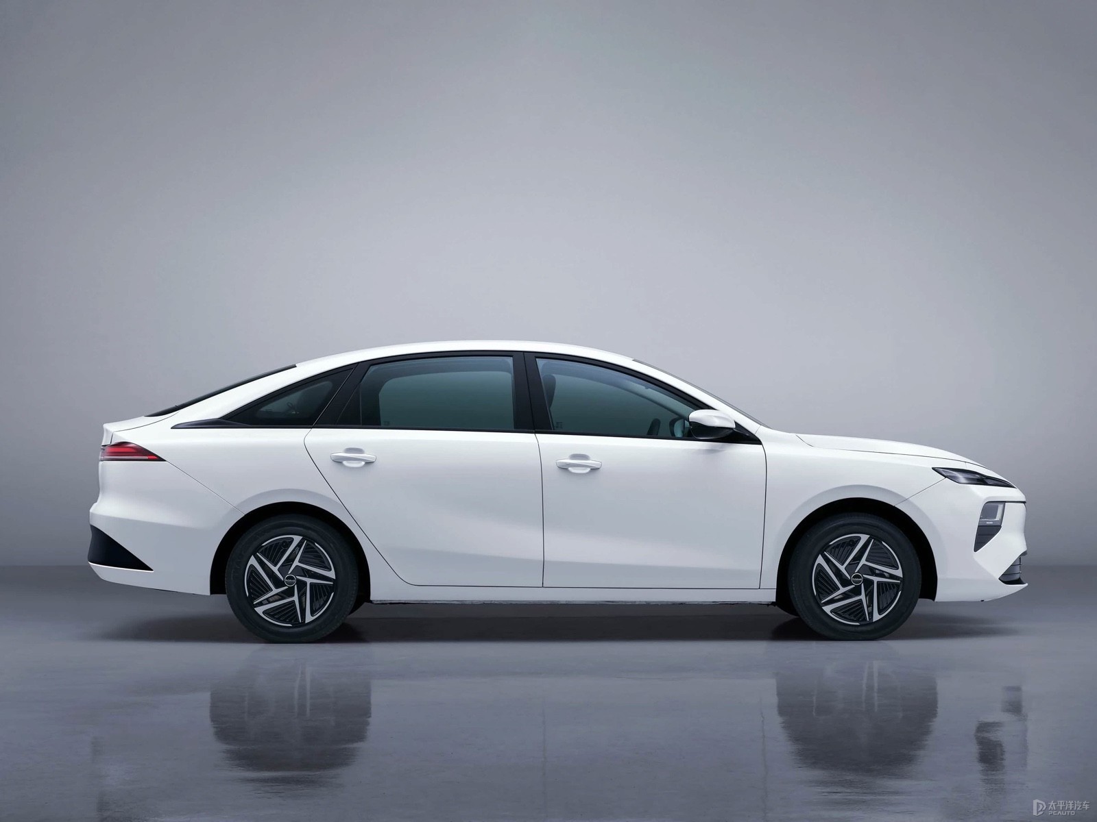 荣威E6竞品对比 同级别车型谁更强