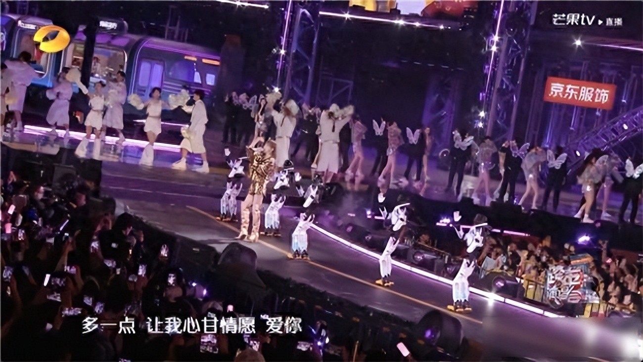 经典串烧引爆全场 给王心凌伴舞的人形机器人火了!