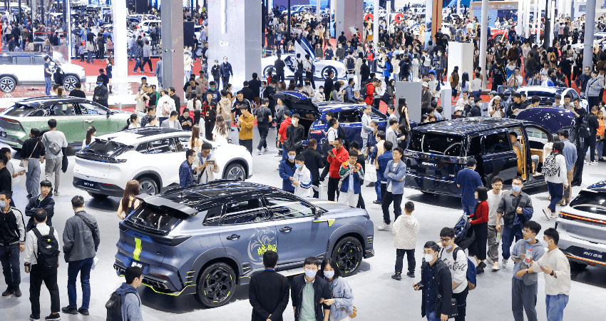 日供一杯奶茶钱就能开新车！比亚迪特斯拉对轰，开年价格战就打疯了