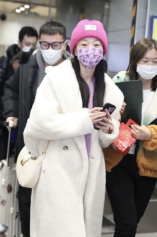 宋轶素颜的样子都很美，日常搭配超级可爱，大眼睛太有辨识度